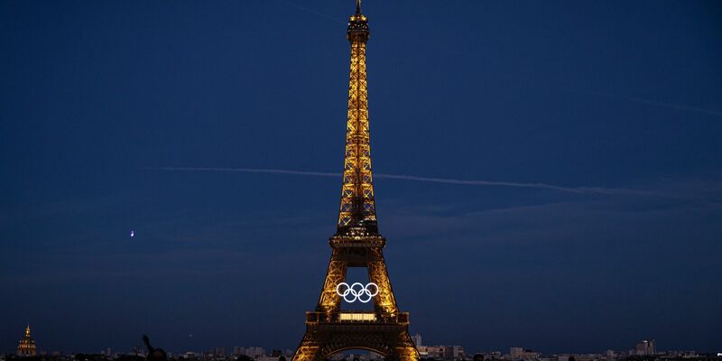 Die olympischen Ringe sind auf dem Eiffelturm in Paris zu sehen. - Foto: Aurelien Morissard/AP/dpa