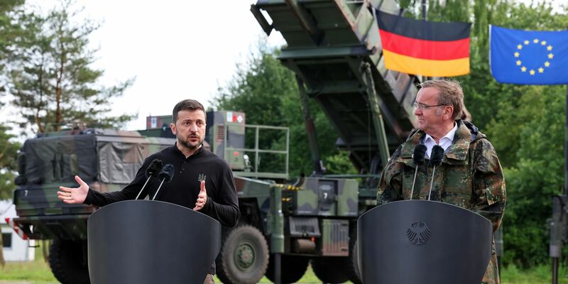 Ukraines Präsident Wolodymyr Selenskyj und Verteidigungsminister Boris Pistorius informieren sich auf einem Truppenübungsplatz über die Ausbildung von ukrainischen Soldaten am Flugabwehrraketensystem vom Typ «Patriot». - Foto: Jens Büttner/dpa