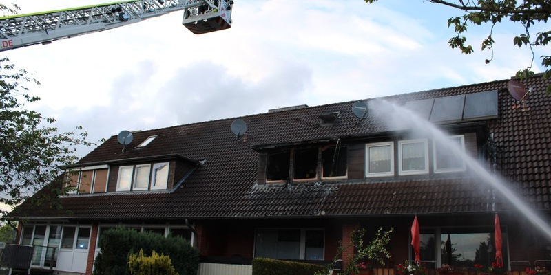 FFW Fredenbeck: Wohnungsbrand in Helmste / 150 Einsatzkräfte im Einsatz - Foto: presseportal.de