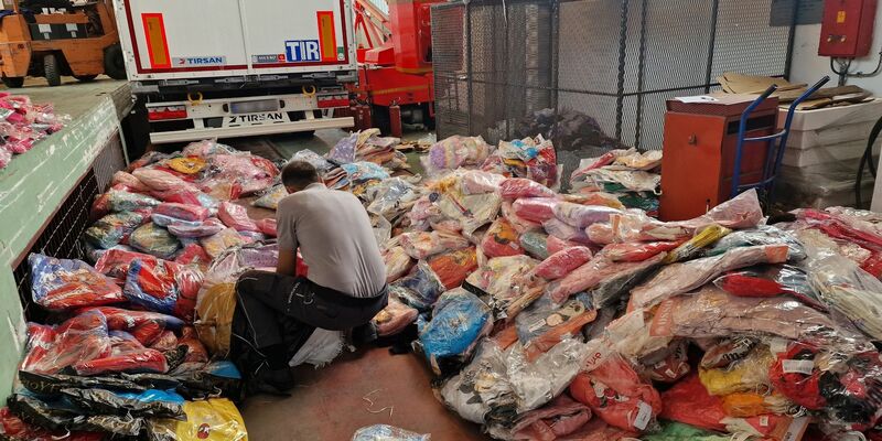 Vor der Fußball-EM und anderen großen Sportereignissen hat die EU vor Markenpiraterie und illegalem Streaming gewarnt. - Foto: Serbische Polizei/EUIPO/dpa