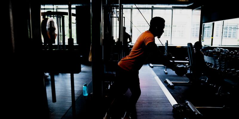 Ein Mann trainiert in einem Fitnessstudio in Berlin. Der Bund der Versicherer (BdV) hält einige Regelungen eines Versicherungstarifs der Generali-Tochter Dialog Lebensversicherungen für intransparent. - Foto: Christoph Soeder/dpa