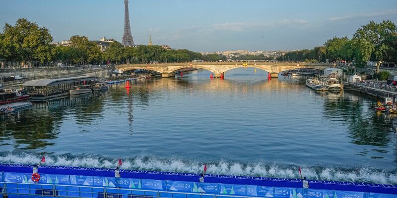 Wird die Seine tatsächlich sauber genug zum Schwimmen sein oder nicht - in Paris ist dies vor den Olympischen Spielen im Sommer eine vieldiskutierte Frage. Der Ehrgeiz der Organisatoren ist es, Wettkämpfe in dem Fluss im Herzen der Stadt abzuhalten. - Foto: Michel Euler/AP/dpa