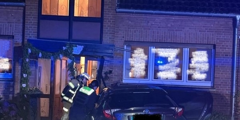 POL-WES: Xanten - Auto fährt gegen Hauswand / Fahrer verletzt - Foto: presseportal.de