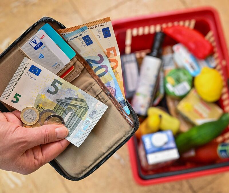 Menschen können sich für einen Euro weniger leisten. - Foto: Patrick Pleul/dpa