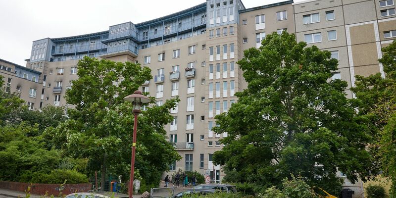Ein schwer verletztes kleines Mädchen ist in einer Katzenbox im Berliner Bezirk Treptow-Köpenick vor dem Mietshaus gefunden worden. - Foto: Jörg Carstensen/dpa