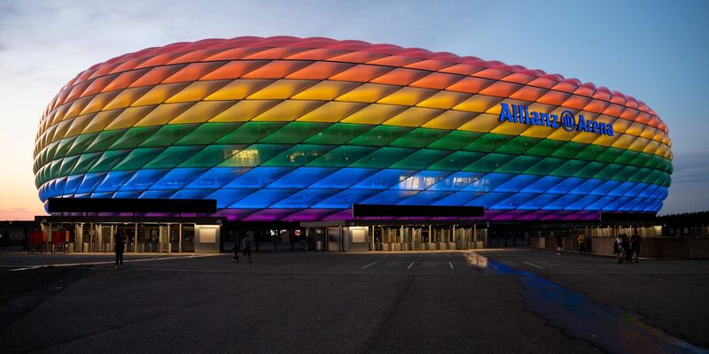 In diesem Jahr leuchtet die Arena während der EM in Regenbogenfarben - aber nicht bei einem Spiel. - Foto: Sven Hoppe/dpa