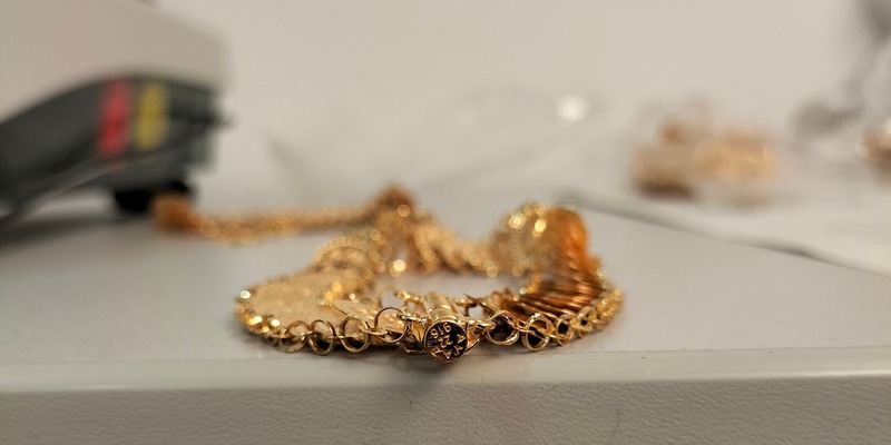 HZA-IZ: 40.000,- EUR Strafe für vier Kilogramm geschmuggeltes Gold durch Zollkontrolle am Hamburger Flughafen / Kontrollen des Zolls am Flughafen Hamburg zahlten sich aus - Foto: presseportal.de