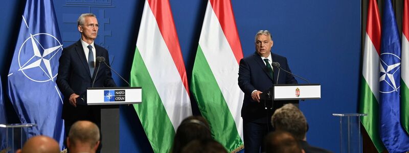 Viktor Orban (r.) und Jens Stoltenberg während einer gemeinsamen Pressekonferenz in Budapest. - Foto: Zoltan Mathe/MTI/AP/dpa