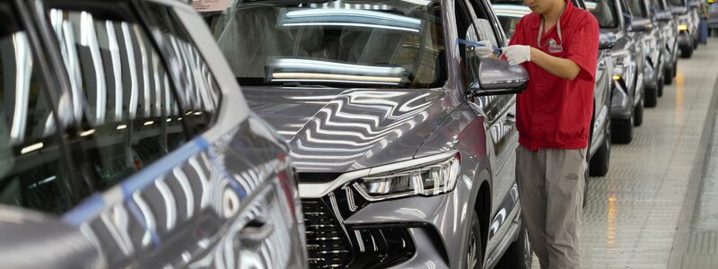 Chinesische Elektroautos sind normalerweise rund 20 Prozent günstiger als in der EU hergestellte Modelle. - Foto: Li Jianan/XinHua/dpa