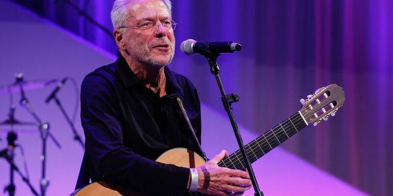 Der Sänger Reinhard Mey: «Mir sind die Ängste und Schrecken des Krieges sehr bewusst, ich bin im Krieg geboren und habe sie selbst erlebt, und erinnere mich gut, auch wenn ich ein kleines Kind war». - Foto: Gerald Matzka/dpa-Zentralbild/dpa