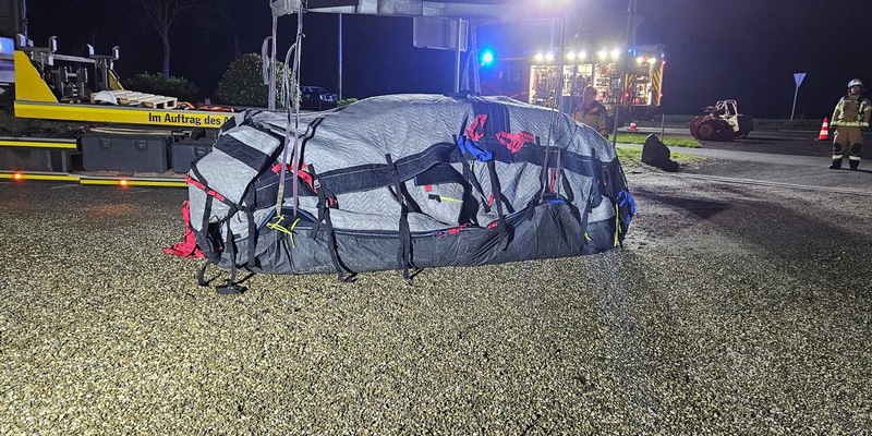 FW Xanten: PKW kollidiert mit Hauswand - Foto: presseportal.de