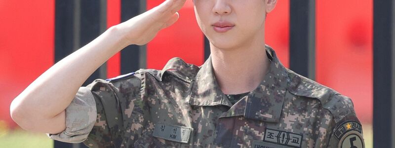 Ein letzter Salut: BTS-Jin hat seinen obligatorischen Militärdienst absolviert. - Foto: Uncredited/Yonhap/AP/dpa