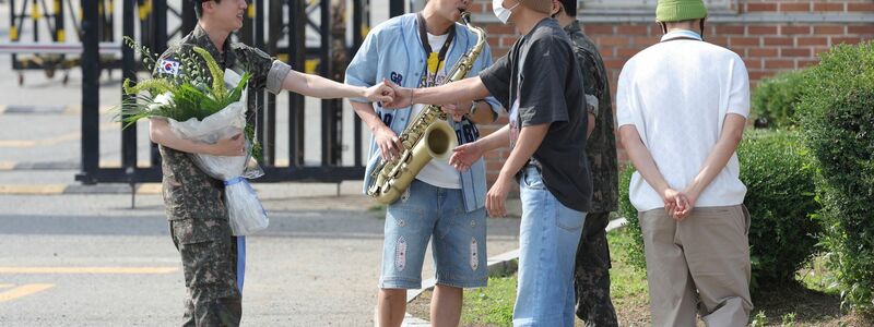 BTS-Sänger Jin nach seiner Entlassung aus de,  Militärdienst zusammen mit seinen Bandmitgliedern. - Foto: Im Byung-shik/Yonhap/AP/dpa