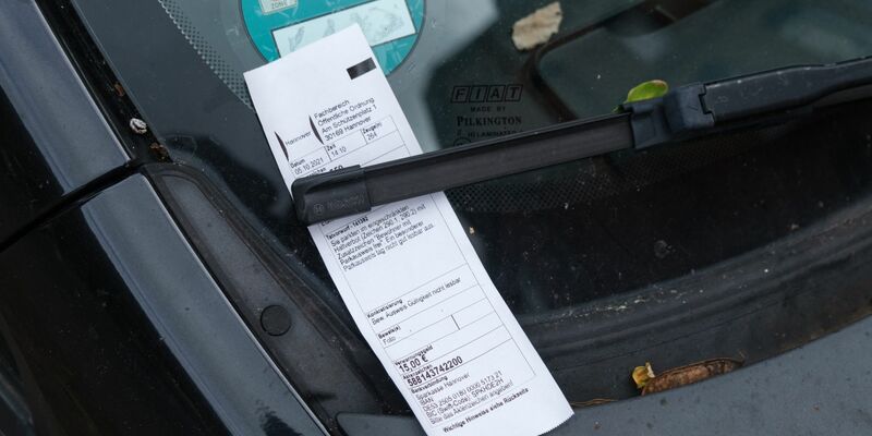 Ein Strafzettel klemmt hinter einem Scheibenwischer (Symbolbild). Das Bundesverfassungsgericht hat betont, dass der Halter eines Autos nicht automatisch der Täter ist, wenn mit dem Wagen Parkverstöße begangen werden. - Foto: Ole Spata/dpa