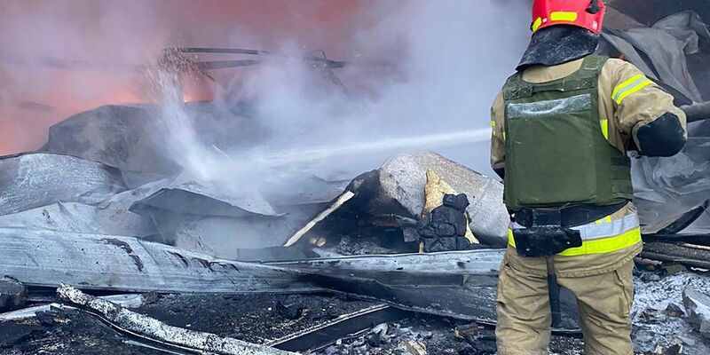 Ein Feuerwehrmann löscht ein Feuer nach einem russischen Raketenangriff. (Archiv) - Foto: Uncredited/Ukrainian Emergency Service/AP/dpa