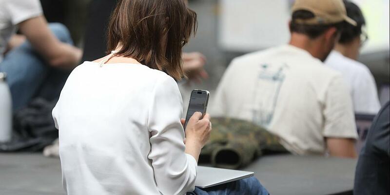 Frau mit Smartphone (Archiv) - Foto: über dts Nachrichtenagentur