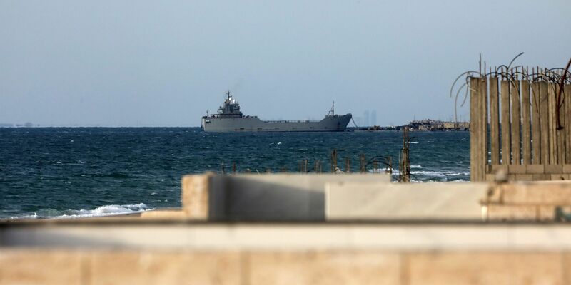 Schiffe fahren vor der Küste des Gazastreifens - Foto: Omar Ashtawy/Xinhua/dpa
