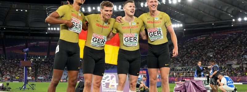 Emil Agyekum, Jean Paul Bredau, Marc Koch und Manuel Sanders (l-r) jubeln nach dem Gewinn der Bronzemedaille. - Foto: Stefano Costantino/AP