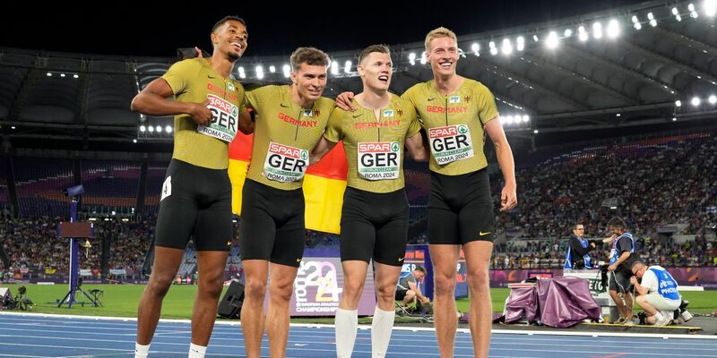 Emil Agyekum, Jean Paul Bredau, Marc Koch und Manuel Sanders (l-r) jubeln nach dem Gewinn der Bronzemedaille. - Foto: Stefano Costantino/AP