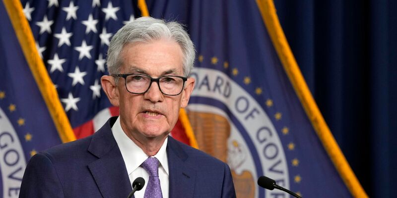 Die US-Notenbank Fed deutet für das laufende Jahr nur eine Zinssenkung an - eine Abkehr von den bisher drei prognostizierten Zinsschritten. Alle seien sich einig, dass das weitere Vorgehen von den Daten abhängen werde, sagte Fed-Chef Jerome Powell. - Foto: Susan Walsh/AP