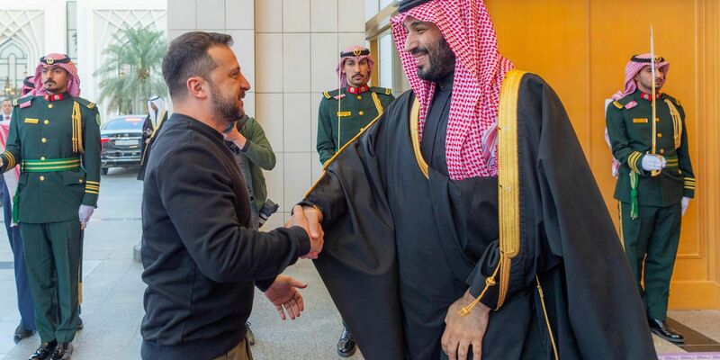 Bei dem Treffen zwischen dem ukrainischen Präsidenten Wolodymyr Selenskyj und dem saudi-arabischen Kronprinzen Mohammed bin Salman haben beide laut Selenskyj die erwarteten Ergebnisse der Friedenskonferenz und Möglichkeiten zu deren Umsetzung diskutiert. - Foto: Uncredited/Saudi Press Agency/dpa