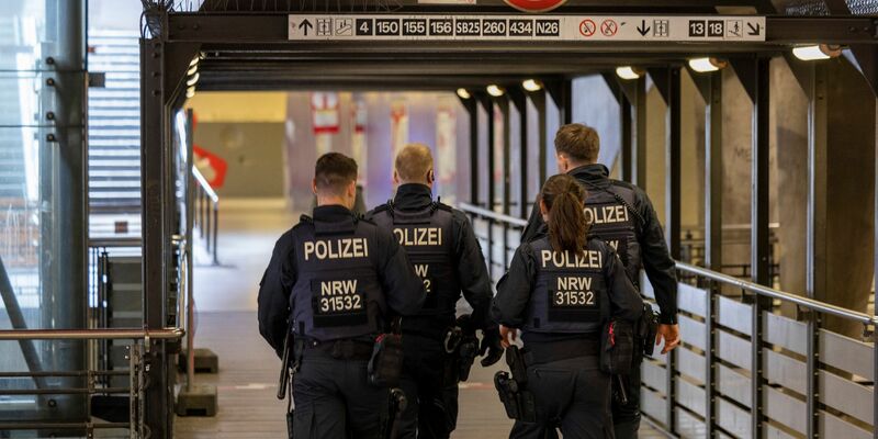 Bundesweit über 2000 Ermittlungsverfahren im Kontext des Nahost-Konflikts stellen Polizei und Justiz in Deutschland inzwischen vor große Herausforderungen. - Foto: Thomas Banneyer/dpa
