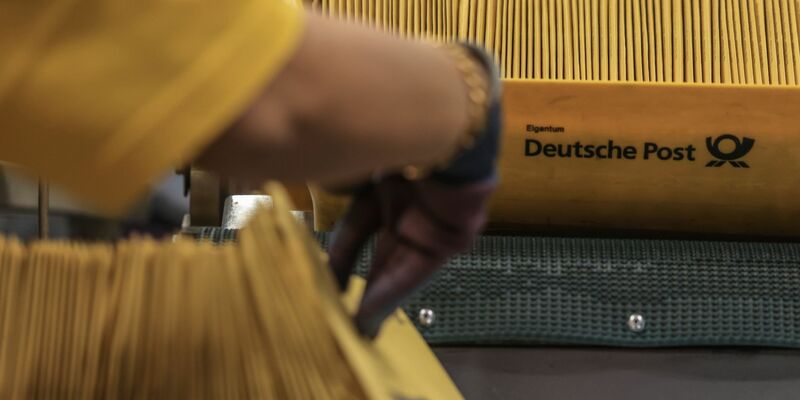 Künftig müssen Briefe an sechs Tagen die Woche zugestellt werden - also auch an Montagen. - Foto: Oliver Berg/dpa