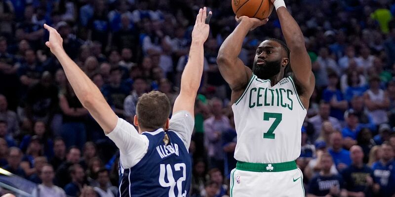 Maxi Kleber (l) von den Dallas Mavericks versucht den Wurf von Bostons Jaylen Brown zu stoppen. - Foto: Tony Gutierrez/AP