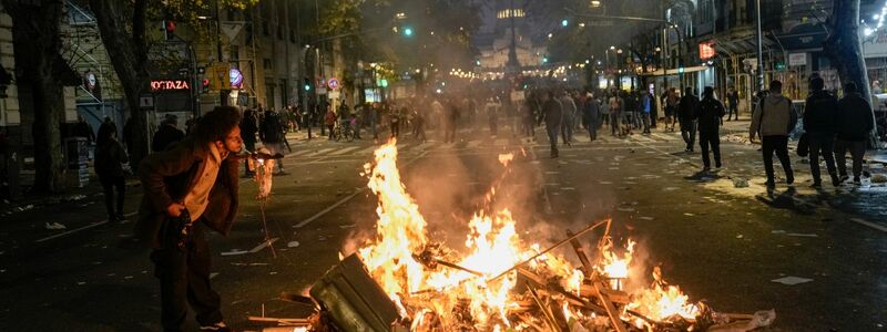 Ein brennender Müllhaufen als Zigarettenanzünder. Regierungskritische Demonstranten versammelten sich vor dem Kongress in Buenos Aires. - Foto: Rodrigo Abd/AP