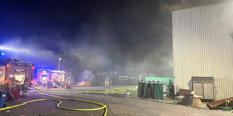 FW-E: Brand in einem Gewerbebetrieb - Rauchentwicklung weithin sichtbar - Foto: presseportal.de