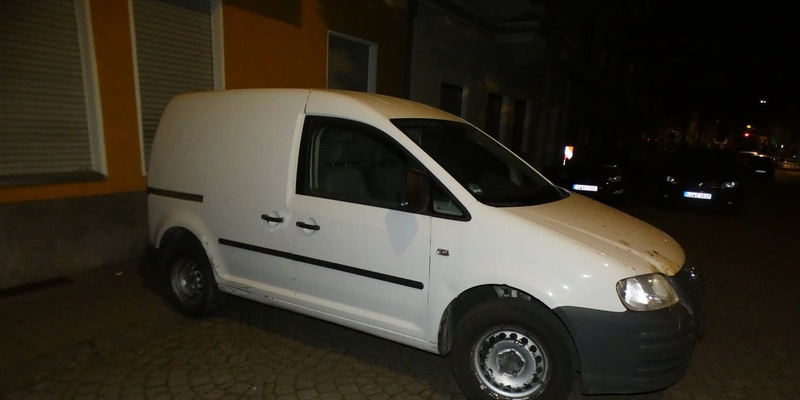 POL-D: Blitzeinbruch auf der Königsallee - Unbekannte Täter fahren mit VW-Caddy in Schaufenster - Schmuck und Taschen erbeute - Foto: presseportal.de