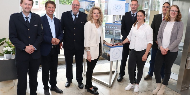 POL-HX: Den inneren Kompass auch in Grenzsituationen nicht verlieren / Ausstellung im Kreishaus Höxter gibt Einblicke in die Wertearbeit der Polizei NRW - Foto: presseportal.de
