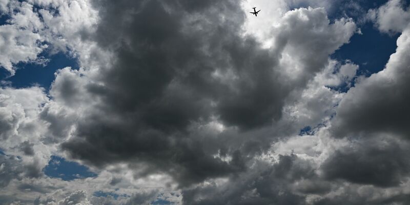 Am ehesten wird es im Osten und Süden mal freundlich, die Temperaturen pendeln sich zwischen 18 und 23 Grad ein. - Foto: Arne Dedert/dpa