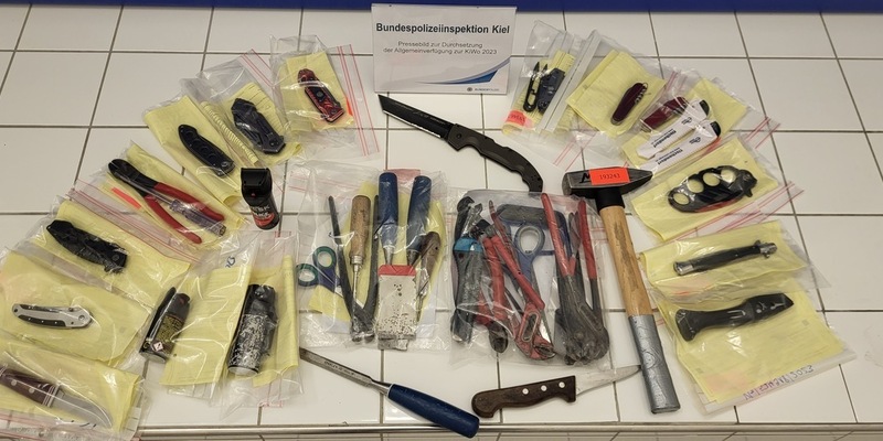 BPOLD-BBS: Waffen und gefährliche Gegenstände zur Kieler Woche verboten - Am Hauptbahnhof Kiel gilt zu bestimmten Zeiten ein Mitführverbot von gefährlichen Werkzeugen, Waffen und Messern aller Art - Foto: presseportal.de