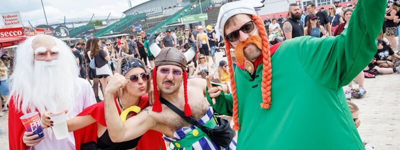 Besucher beim Open-Air-Festival Rock im Park tragen Kostüme der Comic-Figuren Panoramix, Asterix, Obelix und Majestix. - Foto: Daniel Karmann/dpa