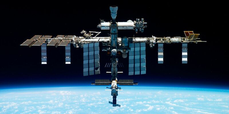 In den kommenden Wochen sind weitere Außeneinsätze an der ISS geplant. - Foto: -/Roscosmos State Space Corporation via AP/dpa