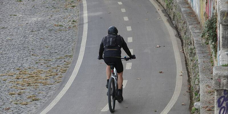Fahrradfahrer auf Fahrradweg (Archiv) - Foto: über dts Nachrichtenagentur