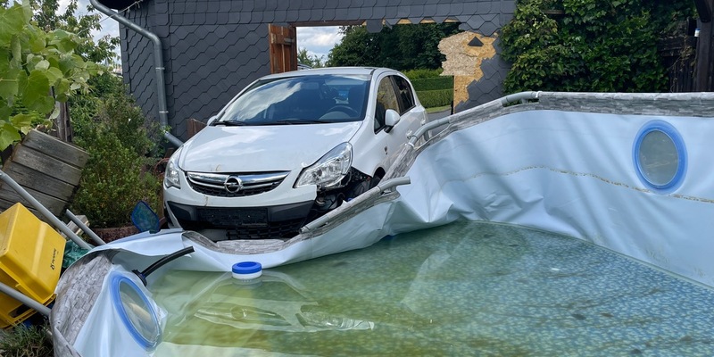 LPI-NDH: Verkehrsunfall - durch den Carport in den Pool - Foto: presseportal.de