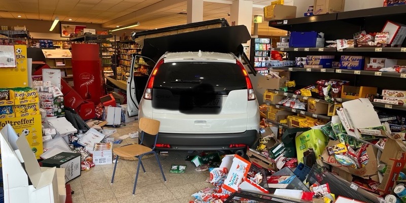 POL-WES: Hamminkeln - Auto fährt in Einkaufsmarkt - Foto: presseportal.de