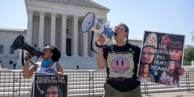 Abtreibungsgegner demonstrieren vor dem Supreme Court in Washington. - Foto: Mark Schiefelbein/AP/dpa
