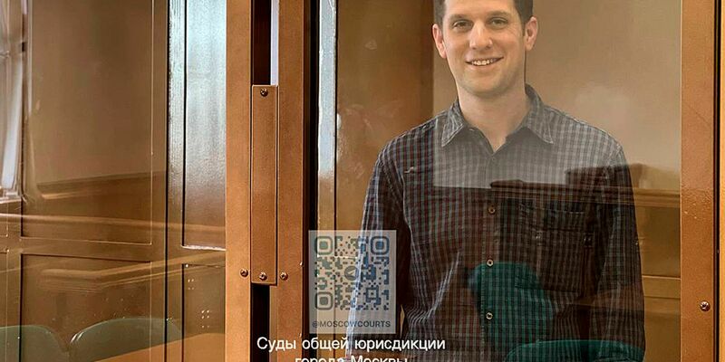 Der US-Reporter Evan Gershkovich war Ende März 2023 in Jekaterinburg festgenommen worden. - Foto: Uncredited/Moscow City Court Press Service/AP/dpa