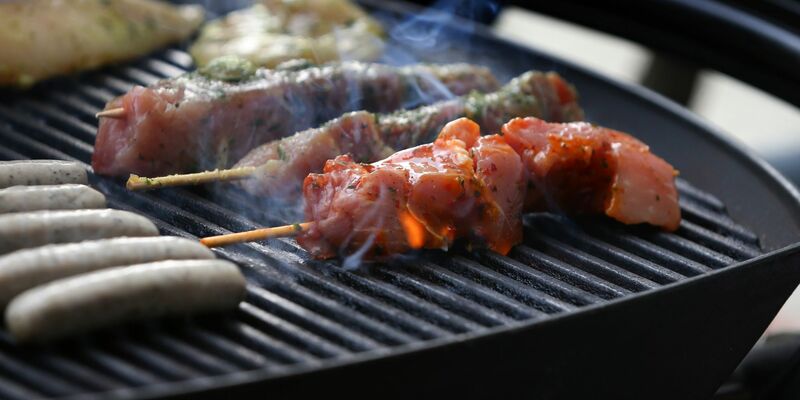 Laut einer Studie wird in vielen Kulturen der Konsum von Fleisch mit Männlichkeit und Potenz in Verbindung gebracht. - Foto: Karl-Josef Hildenbrand/dpa