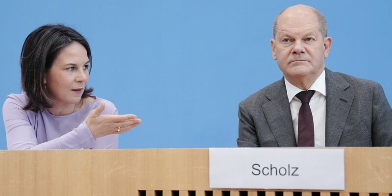 Die deutsche Positionierung zu geplanten neuen Russland-Sanktion der EU sorgt für Unstimmigkeiten zwischen Außenministerin Baerbock (l) und Bundeskanzler Scholz. - Foto: Kay Nietfeld/dpa