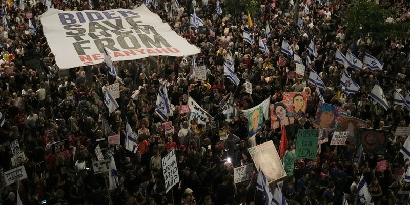 Seit Monaten fordern Demonstranten regelmäßig die Freilassung der Geiseln im Gazastreifen. - Foto: Maya Alleruzzo/AP/dpa