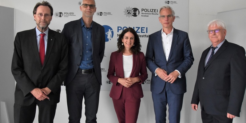 POL-KR: Gemeinsam zum Schutz von Kindern und Jugendlichen Stadt, Staatsanwaltschaft, Land- und Amtsgericht sowie Polizei erneuern Kooperationsvereinbarung - Foto: presseportal.de