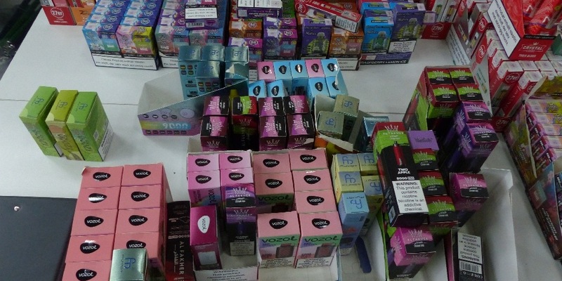 ZOLL-E: Unbelehrbar - Shisha-Shop zweimal in sechs Monaten von Zollfahndung durchsucht - über 100 kg Wasserpfeifentabak, mehr als 3.000 Vapes und Bargeld sichergestellt - Foto: presseportal.de