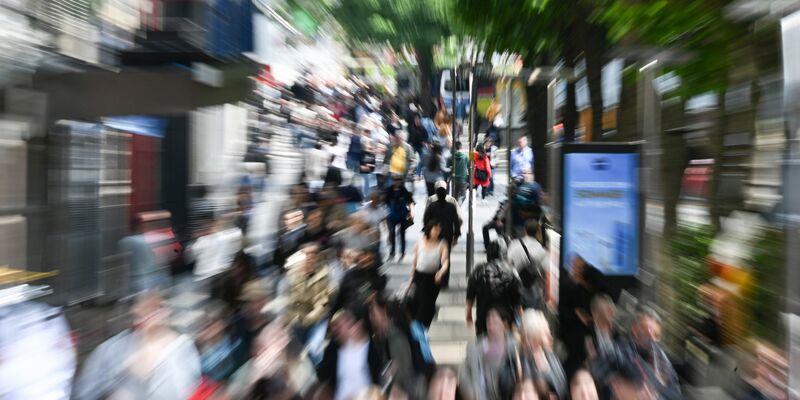 Deutschlands Konjunktur stagniert, viele Menschen sind beim Konsum eher zurückhaltend. - Foto: Bernd Weißbrod/dpa