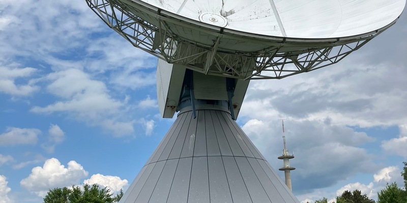 Resiliente und krisenerprobte Kommunikationslösungen / Vertreter von DFV und LFV Hessen informieren sich auf der Erdfunkstelle Usingen bei MBS - Foto: presseportal.de