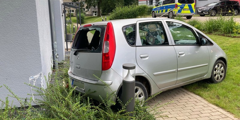 POL-HF: PKW rollt Abhang runter- Zeugen gesucht - Foto: presseportal.de