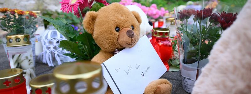 Ein Brief mit der Aufschrift «In Liebe für Valeriia», Teddybären, Blumen und Kerzen sind in der Nähe der Wohnung des getöteten Mädchens auf dem Fußweg abgelegt. - Foto: Robert Michael/dpa